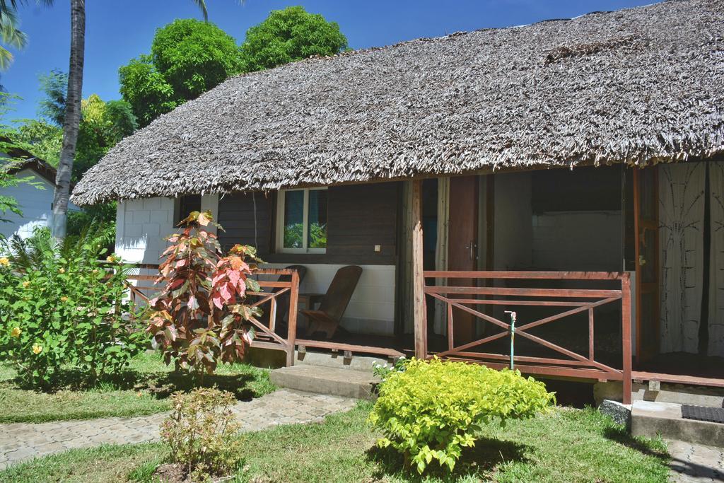 Ylang Hotel Ambondrona  Exterior photo